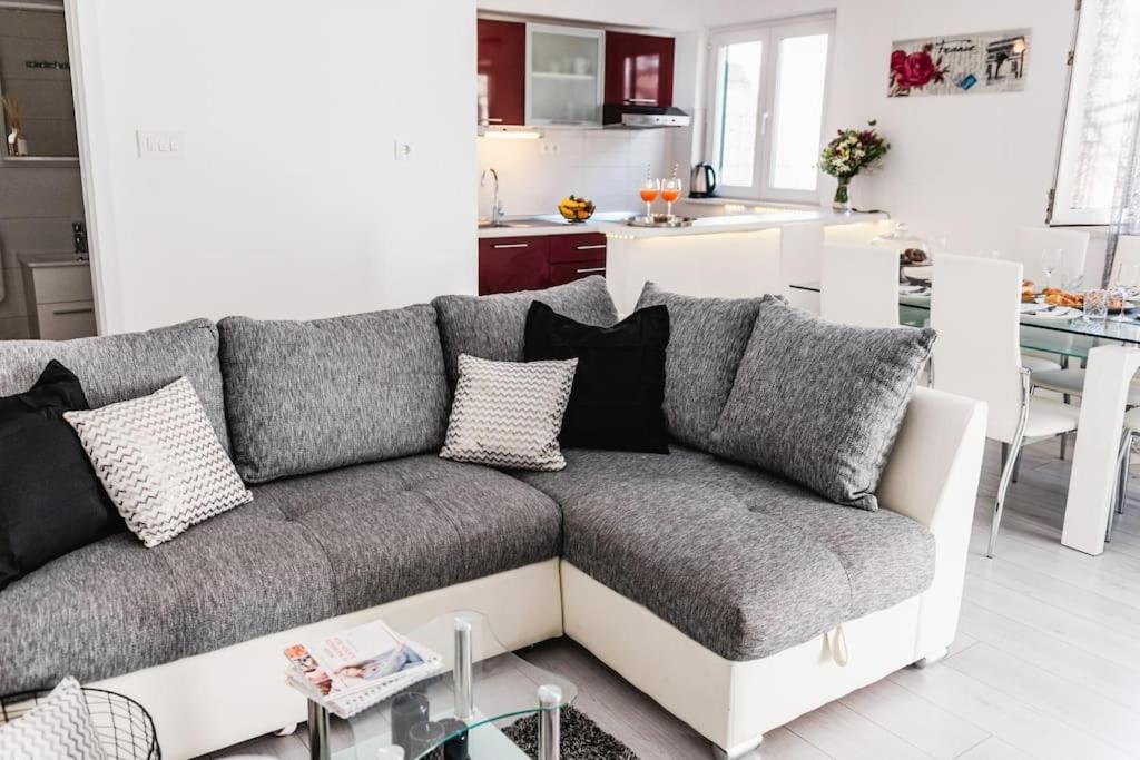 Holiday Home Marina-Renovated House In City Center Rogoznica  Dış mekan fotoğraf