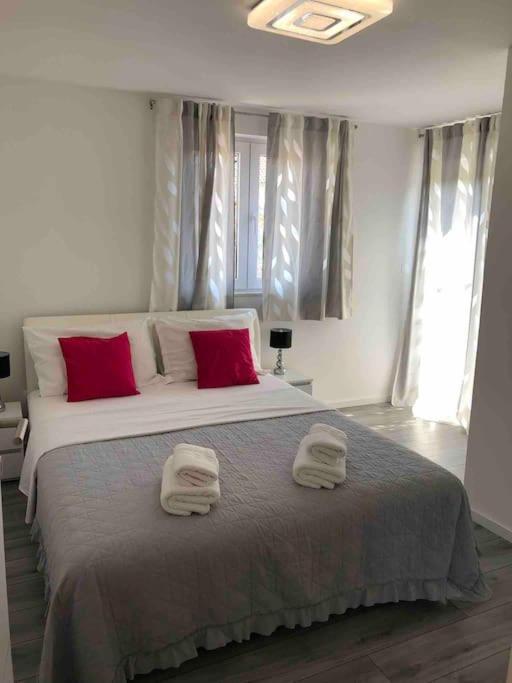 Holiday Home Marina-Renovated House In City Center Rogoznica  Dış mekan fotoğraf