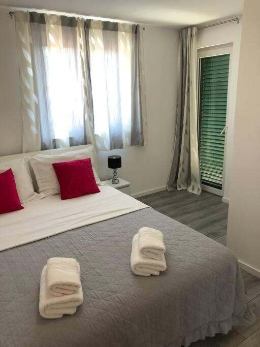 Holiday Home Marina-Renovated House In City Center Rogoznica  Dış mekan fotoğraf
