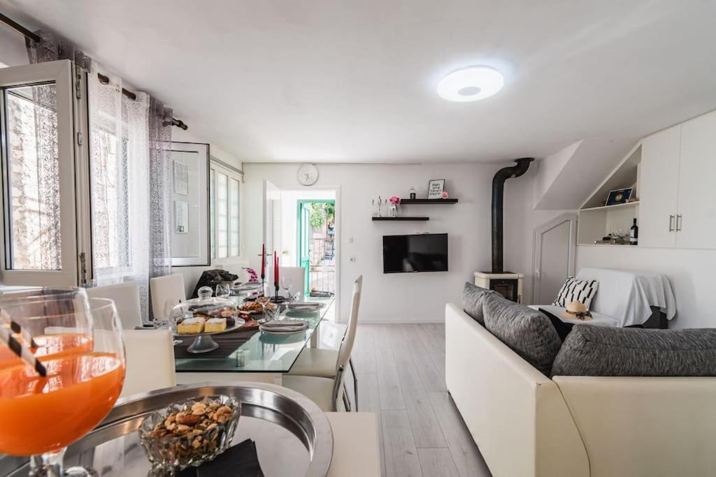 Holiday Home Marina-Renovated House In City Center Rogoznica  Dış mekan fotoğraf