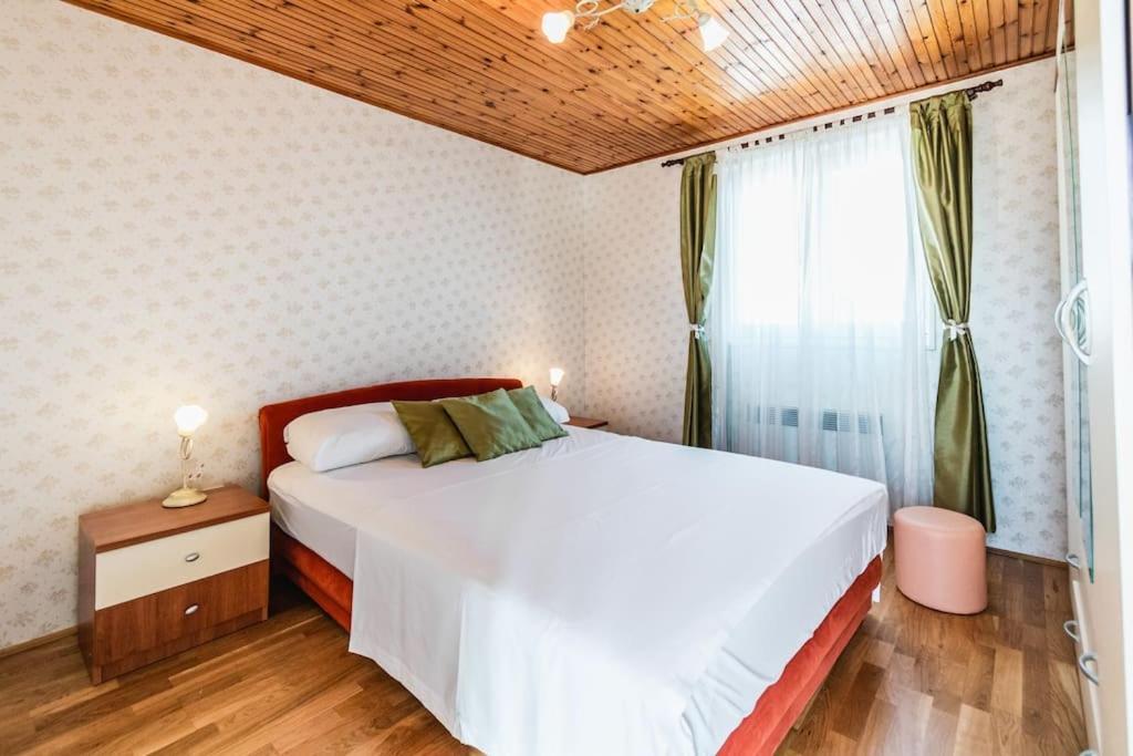 Holiday Home Marina-Renovated House In City Center Rogoznica  Dış mekan fotoğraf